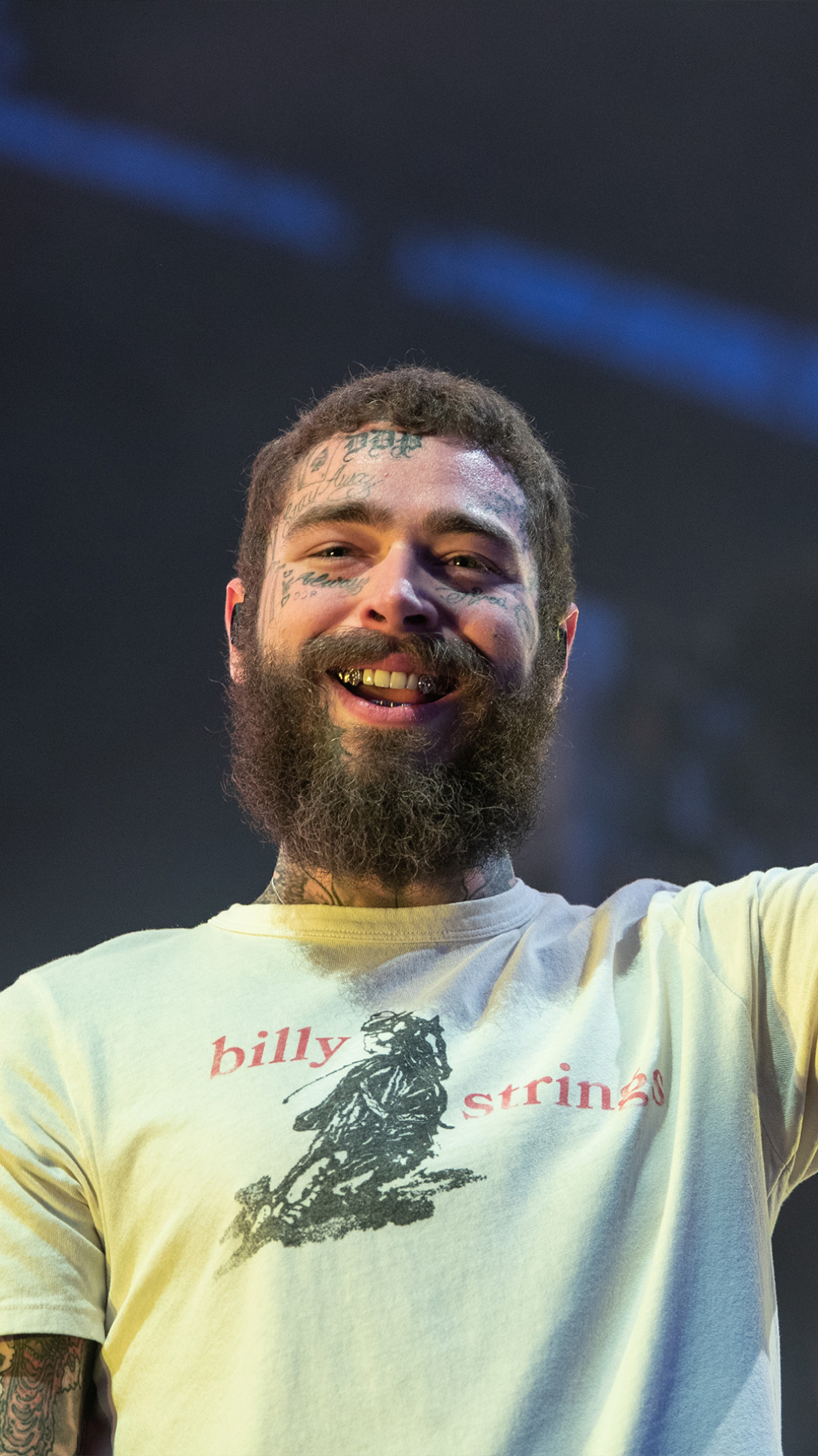 La caída de Post Malone al intentar brindar con un fan 😳🍻