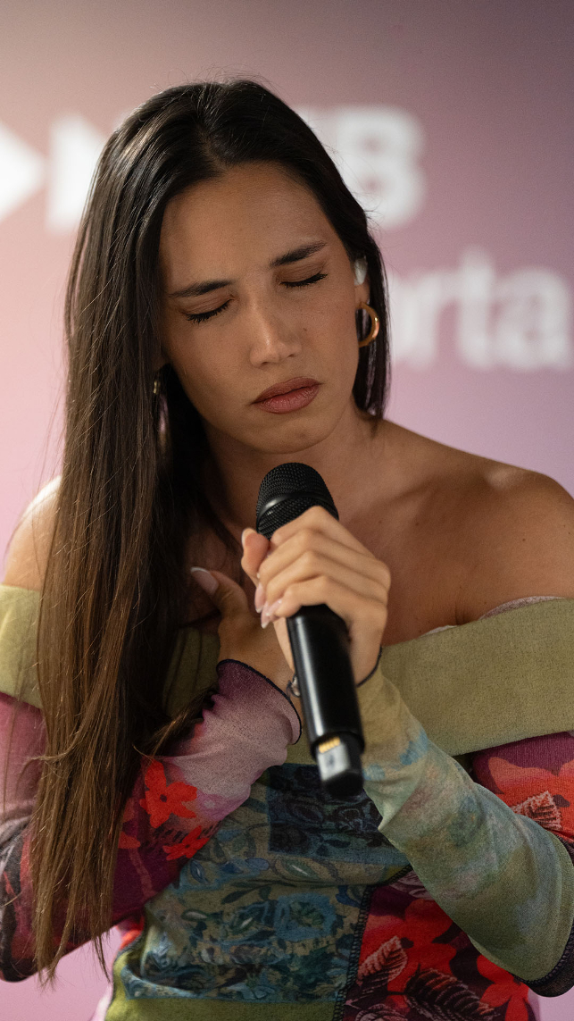 Se duerme un bebé en pleno concierto de INDIA MARTÍNEZ 👶🏼