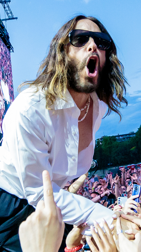 JARED LETO comienza su concierto desde una TIROLINA😱