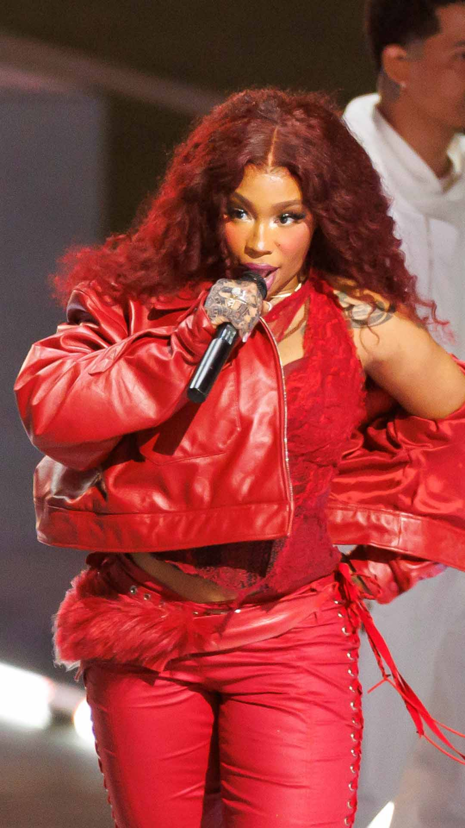 SZA sorprende hablando en español  en el concierto de Kendrick Lamar